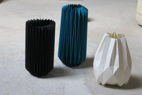 Бумажные вазы: чёрная, синяя и белая